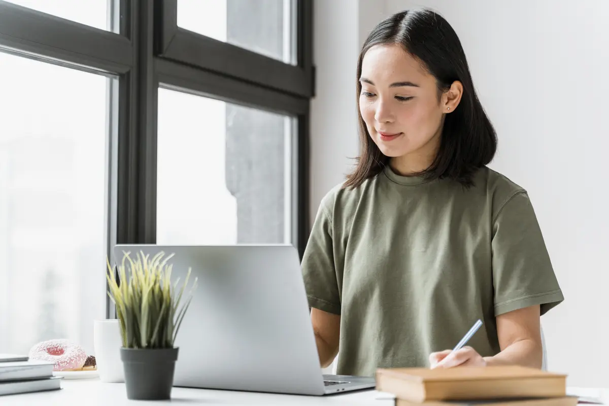 Seorang perempuan sedang menulis menggunakan laptopnya (Foto Dok: Freepik/freepik)