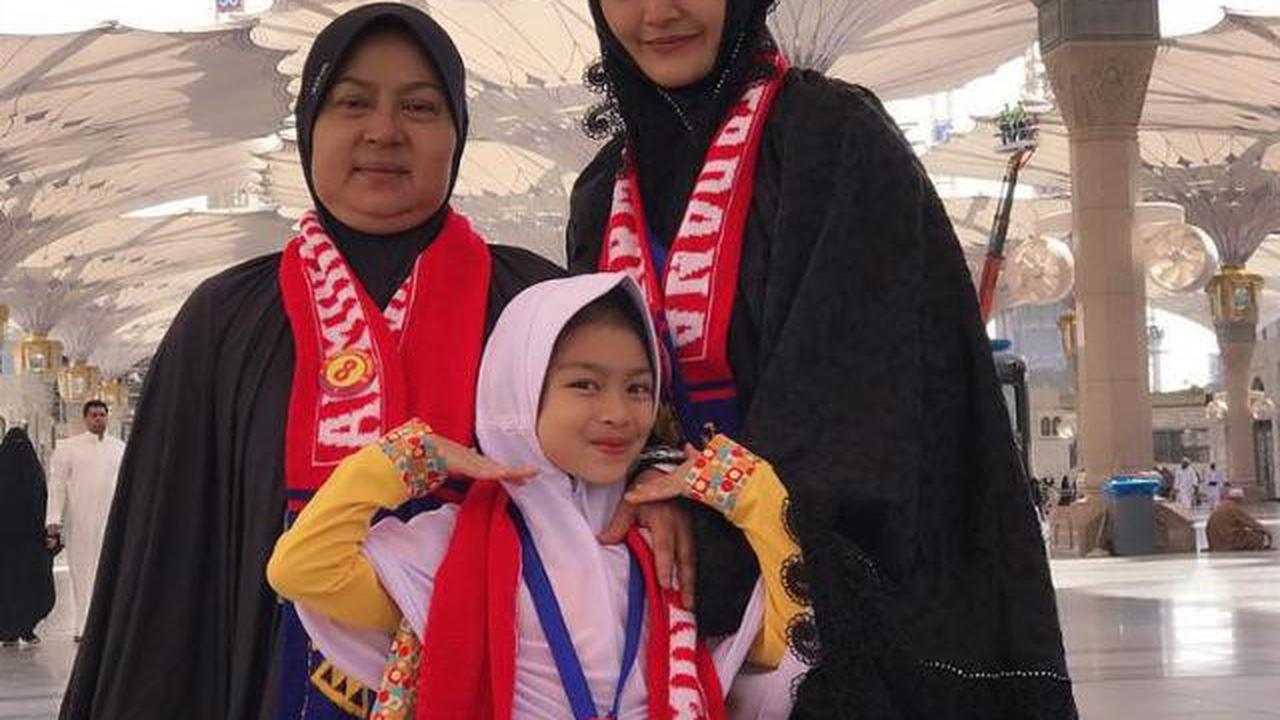 6 Potret Kenangan Siti Badriah dengan Mendiang Sang Ibunda, Momen Kebersamaan yang Hangat