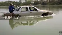 Keren, Pria Ini Buat Mobil Amfibi dari Mobil Jadul