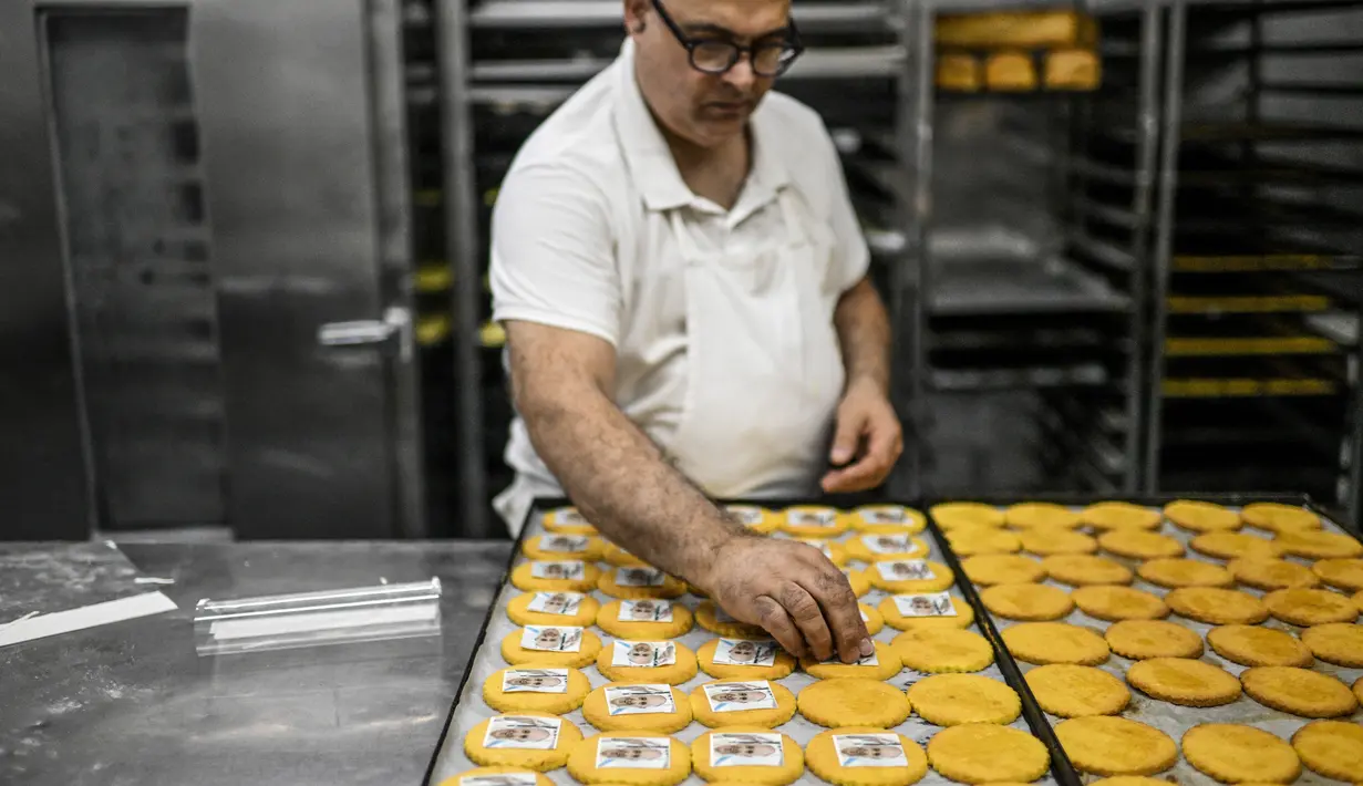 Saat Lisbon bersiap-siap menyambut kunjungan panjang Paus Fransiskus minggu depan, sebuah toko kue lokal telah meluncurkan suguhan baru untuk menandai acara tersebut: kue bergambar Paus yang telah terjual habis. (Patricia DE MELO MOREIRA / AFP)