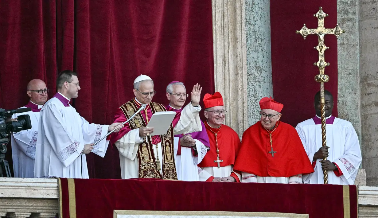 Robert Francis Prevost dikenal sebagai seorang moderat yang dekat dengan Paus Fransiskus dan menghabiskan waktu bertahun-tahun sebagai misionaris di Peru. (Gabriel BOUYS/AFP)