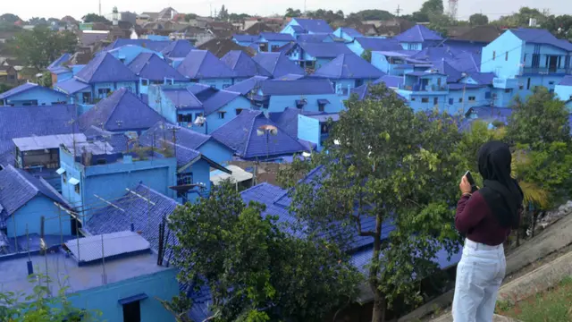 Kampung Biru Arema Muncul di Barat Jembatan Brantas Malang