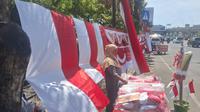 Menjelang perayaan HUT ke-80 Republik Indonesia, sejumlah pedagang bendera di Kota Makassar mengeluhkan sepinya penjualan. (Liputan6.com/ Fauzan)
