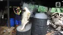 Pekerja merebus bahan baku kerupuk kulit di Pabrik Krupuk Kulit Bambang, Depok, Rabu (17/2/2021). Pemilik usaha menurunkan jumlah produksi kerupuk kulit mentah siap goreng dari 1 ton menjadi 500 kg per hari akibat pandemi COVID-19 dengan harga jual Rp90 ribu per kilogram. (merdeka.com/Arie Basuki)