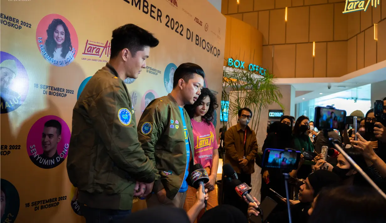 Bayu Skak menjelaskan Lara Ati adalah kata bahasa Jawa yang artinya sakit hati. Ia meyakini semua orang pasti pernah sakit hati baik dalam percintaan, persahabatan, maupun hubungan keluarga. “Dari tuntutan orangtua, tekanan untuk hidup yang mapan, pekerjaan, besar gaji, hingga keinginan pasangan,” kata Bayu Skak. “Yang pernah mengalaminya, pasti bisa relate banget dengan film ini,” YouTuber dengan 3 jutaan pengtikut itu menambahkan. (Foto: Dok. BASE Entertainment)