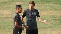 Asisten pelatih Persebaya Surabaya, Wolfgang Pikal dan Bejo Sugiantoro. (Bola.com/Aditya Wany)