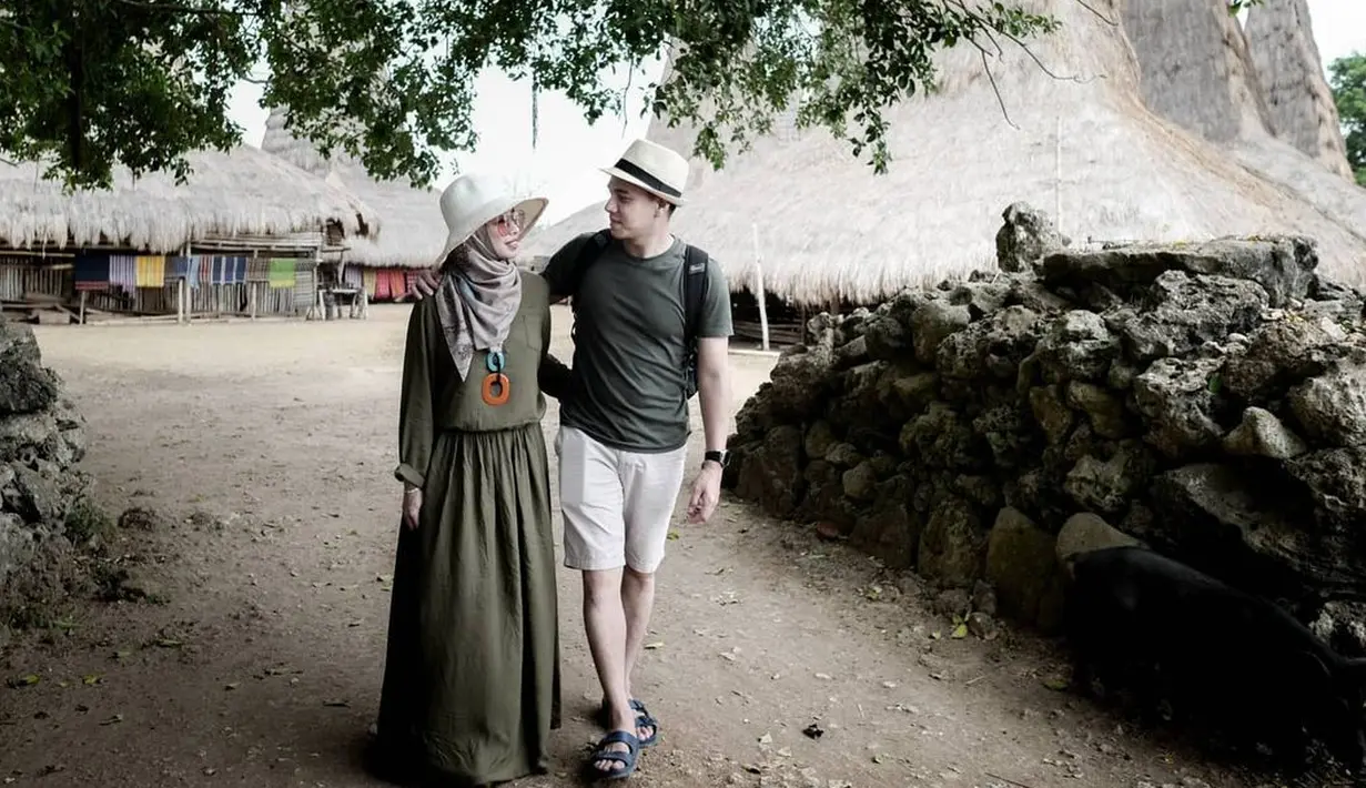 Tidak kalah dengan yang masih pacaran atau pengantin baru, pasangan ini juga kerap menunjukkan kemesraannya. [Instagram/rio.stokhorst]