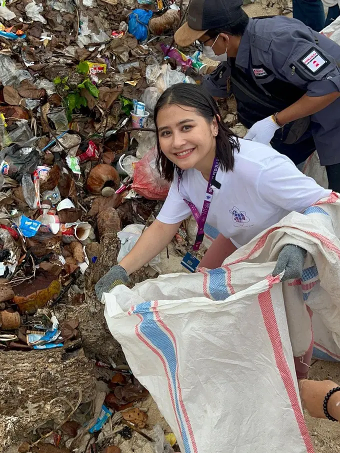 Prilly Latuconsina bersihkan sampah