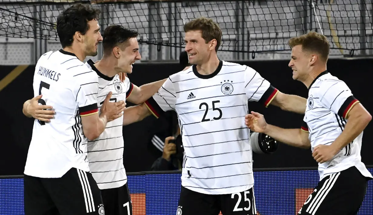 Pemain Jerman Florian Neuhaus (kedua kiri) melakukan selebrasi usai mencetak gol ke gawang Denmark pada pertandingan persahabatan di Tivoli Stadion Tirol, Innsbruck, Austria, Rabu (2/6/2021). Pertandingan berakhir dengan skor 1-1. (Frederico Gambarini/Pool via AP)