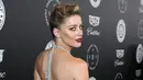 Aktris Amber Heard berpose saat menghadiri penggalangan dana "HEAVEN" 11 tahunan di Barker di Santa Monica, California (6/1). Amber Heard juga tidak sungkan mengumbar punggungnya yang seksi saat difoto. (AFP Photo/Phillip Faraone)