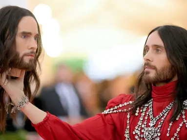 Jared Leto memegang replika potongan kepalanya sendiri saat menghadiri pergelaran Met Gala di New York, Amerika Serikat (AS), Senin (6/5/2019). Inspirasi Leto membawa kepala terputus datang dari pergelaran busana Gucci dalam fashion show koleksinya tahun lalu. (Neilson Barnard/Getty Images/AFP)