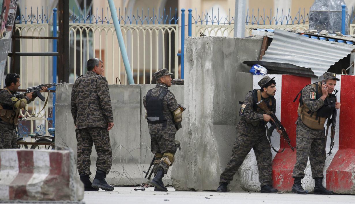 Pasukan keamanan Afghanistan mengambil posisi setelah ledakan bom mobil bunuh diri di Kabul, Afghanistan, Selasa (19/4). Ledakan tersebut menyebabkan puluhan orang tewas dan sekitar 150 lainnya terluka. (REUTERS/Omar Sobhani)