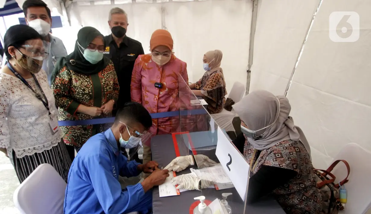 Bank Mandiri menyalurkan BSU di PT Perusahaan Industri Ceres, Bandung dengan mengoptimalkan seluruh jaringan perseroan di wilayah yang terdekat dengan lokasi kerja penerima agar dapat mempercepat proses penyaluran. (Liputan6.com/HO/Mandiri)