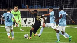 Gelandang Barcelona, Ansu Fati, berusaha melewati pemain Celta Vigo pada laga lanjutan Liga Spanyol di Stadion Balaidos, Jumat (2/10/2020) dini hari WIB. Barcelona menang 3-0 atas Celta Vigo. (AFP/Miguel Riopa)