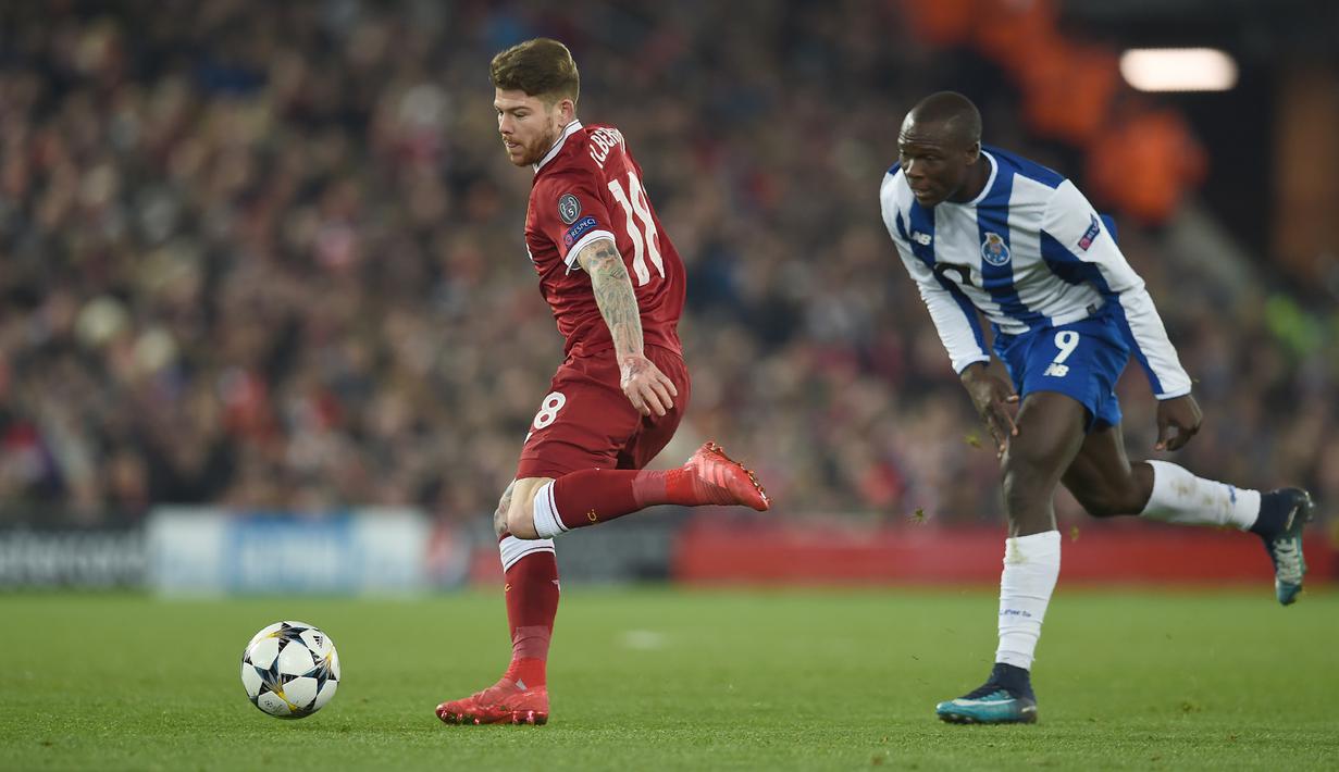 Aksi pemain Liverpool, Alberto Moreno (kiri) menghalau bola dari kejaran pemain Porto, Vincent Aboubakar pada leg kedua Liga Champions di Anfield Stadium, Liverpool, (6/3/2018). Liverpool bermain imbang 0-0. (AFP/Paul Ellis)