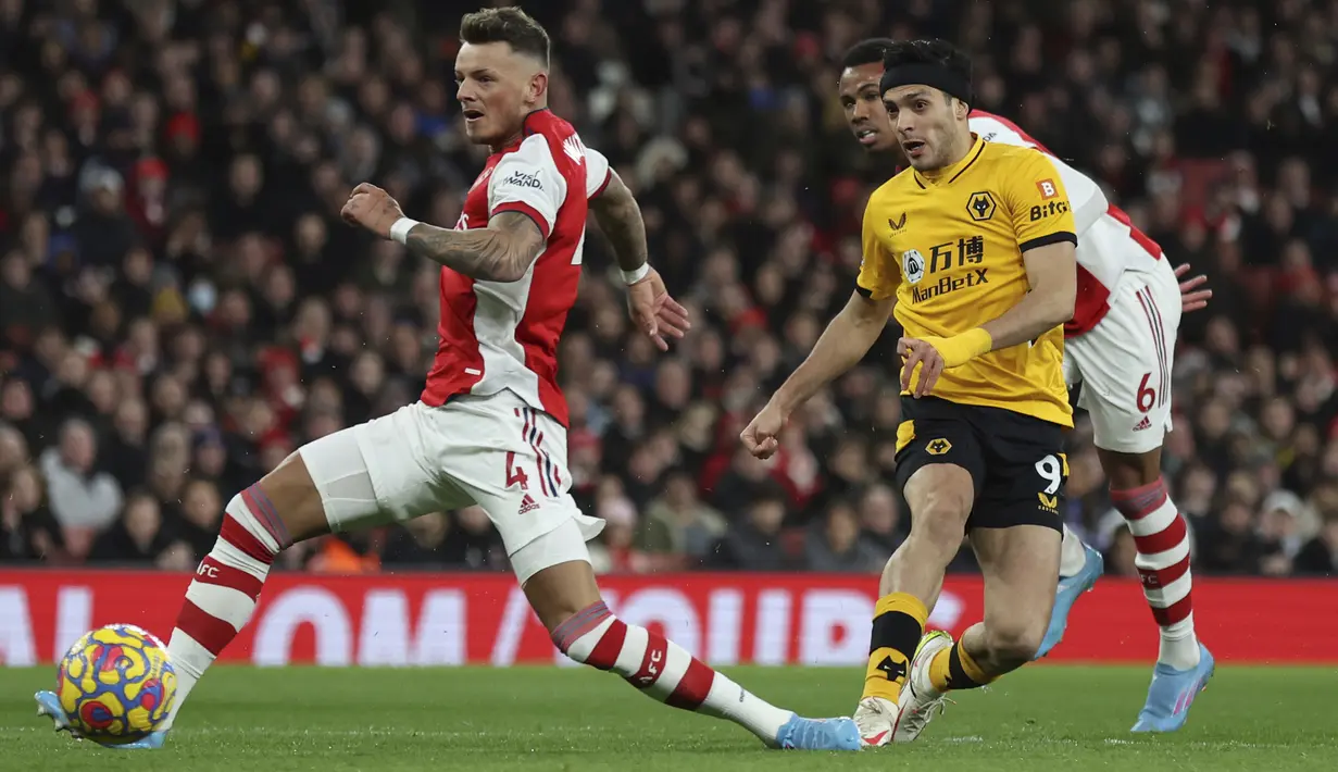Dua menit berselang, Wolverhampton hampir menggandakan keunggulan menjadi dua gol. Raul Jimenez yang lepas dari posisi offside gagal memaksimalkan peluang usai sepakannya masih melebar dari sasaran. (AP/Ian Walton)