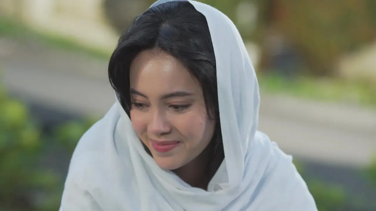 Di Antara Dua Cinta
