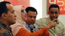 Perwakilan dari Federasi Serikat Guru Indonesia, Retno Listiyarti (kedua dari kiri) menyampaikan pendapatnya dalam diskusi "Mencari Kurikulum yang Maksimum" di Jakarta, (13/12/2014). (Liputan6.com/Helmi Fithriansyah)