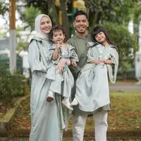 Dwi Handayani juga tampil kompak dengan keluarga kecilnya mengenakan baju Lebaran bernuansa hijau. Dwi Handayani mengenakan kaftan dress kembar bersama 2 putrinya, sedangkan suaminya mengenakan baju koko hijau dengan celana panjang. Foto: Instagram.