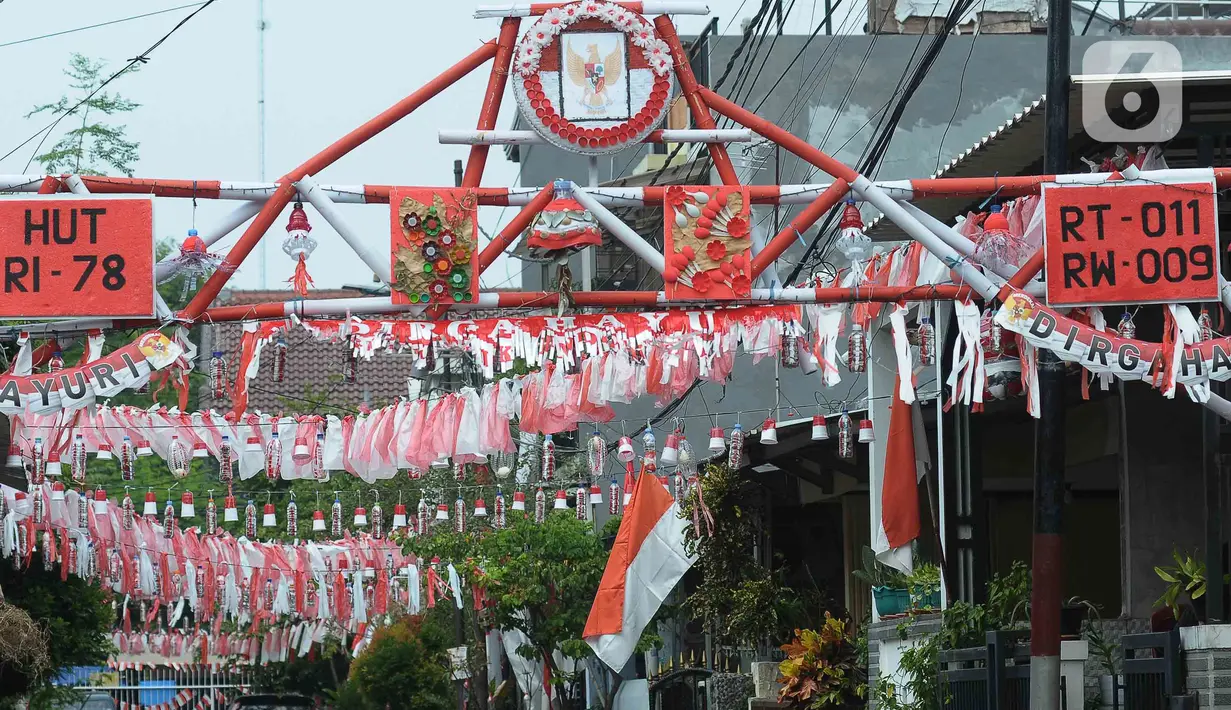Kampung berhias ini menggunakan barang-barang bekas untuk berkreasi warga sekaligus juga memperingati HUT RI Ke-78 kemerdekaan Republik Indonesia yang diinisiasi oleh warga sendiri untuk bersilaturahmi dan bergotong royong. (merdeka.com/imam buhori)