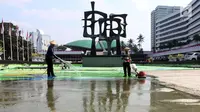Pekerja membersihkan kolam air mancur di halaman depan Gedung Parlemen MPR/DPR-DPD, Senayan, Jakarta, Sabtu (4/8). Sidang Tahunan MPR akan berlangsung tanggal 16 Agustus 2018 dan juga untuk bersiap menyambut Asian Games 2018. (Liputan6.com/Johan Tallo)