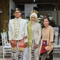 Prilly Latuconsina Hadiri di Pernikahan Fansnya di Jogja dengan sederhana elegan. [@prillylatuconsina96]