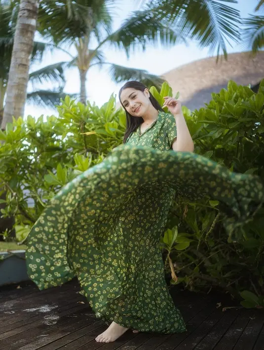 Dalam keterangan fotonya dia menuliskan kata-kata lucu. Unggahan pertama dia bertanya apakah wajahnya sangat cantik di foto. [instagram/raffinagita1717]