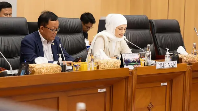 Potret gaya kerja Putri Zulhas (credit: instagram/putri_zulhas)