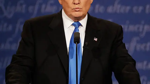 Donald Trump gunakan setelan jas hitam dengan paduan dasi biru pada debat presiden pertama