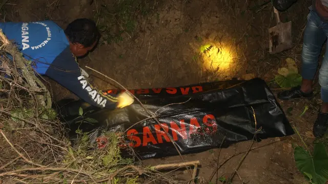 Evakuasi jenazah Nasib, warga RT 01/3, Jatilawang, Banyumas, yang ditemukan di sisi utara obyek wisata Wadas Tumpang, Banyumas, Selasa malam (9/7/2019). (Foto: Liputan6.com/Tagana Banyumas/Muhamad Ridlo)