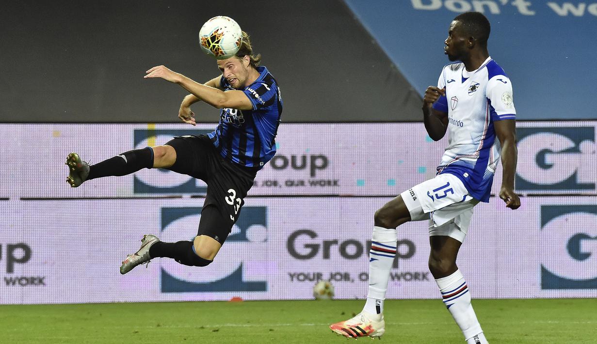 Bek Atalanta, Hans Hateboer, berebut bola dengan pemain Sampdoria pada laga lanjutan Serie A pekan ke-31 di Gewiss Stadium, Kamis (9/7/2020) dini hari WIB. Atalanta menang 2-0 atas Sampdoria. (Gianluca Checchi/LaPresse via AP)