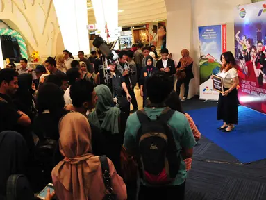 Seorang mahasiswi berfoto saat mengikuti Citizen Journalist Academy Energi Muda Pertamina, Jakarta, Kamis (27/7). Acara ini merupakan program pencarian bakat mahasiswa yang kreatif dalam bidang jurnalistik. (Liputan6.com/Helmi Afandi)