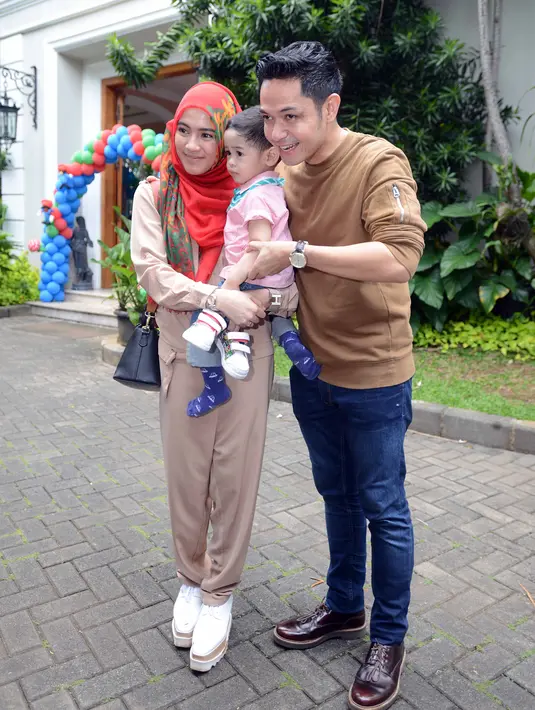 Saat ini, putranya sedang lucu dan gemesin. Pasangan Dude dan Icha tidak melewatkan momen itu dengan mengabadikan setiap momen. Lantas mengunggah ke media sosial. (Nurwahyunan/Bintang.com)