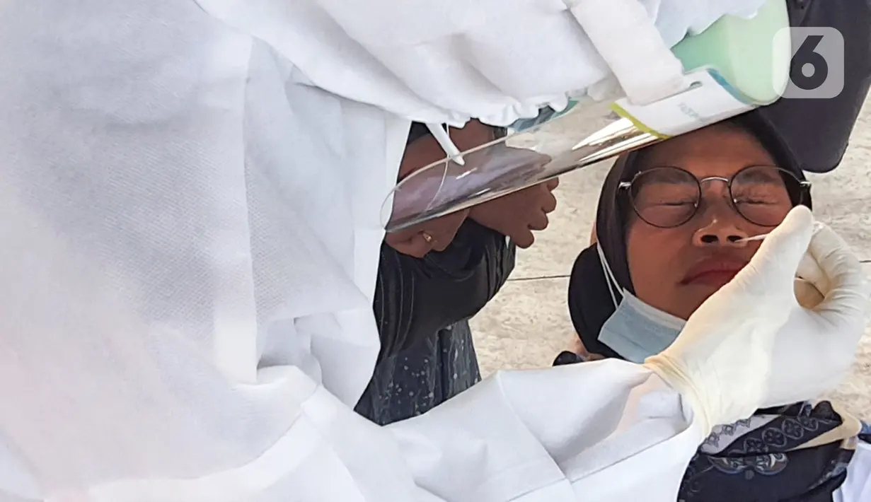 Wisatawan mengikuti tes cepat antigen sebelum melakukan perjalanan menuju Kepulauan Seribu dengan kapal di Dermaga Pantai Marina Ancol, Jakarta, Sabtu (22/5/2021). Wisatawan juga bisa menunjukkan Surat Antigen dengan hasil negatif tanpa mengikuti tes antigen di dermaga. (Liputan6.com/Fery Pradolo)