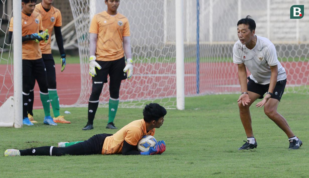 Pelatih kiper Timnas Indonesia U-19, Kim Hae-won, memberikan arahan kepada Cahya Supriadi saat latihan. (Bola.com/M Iqbal Ichsan)