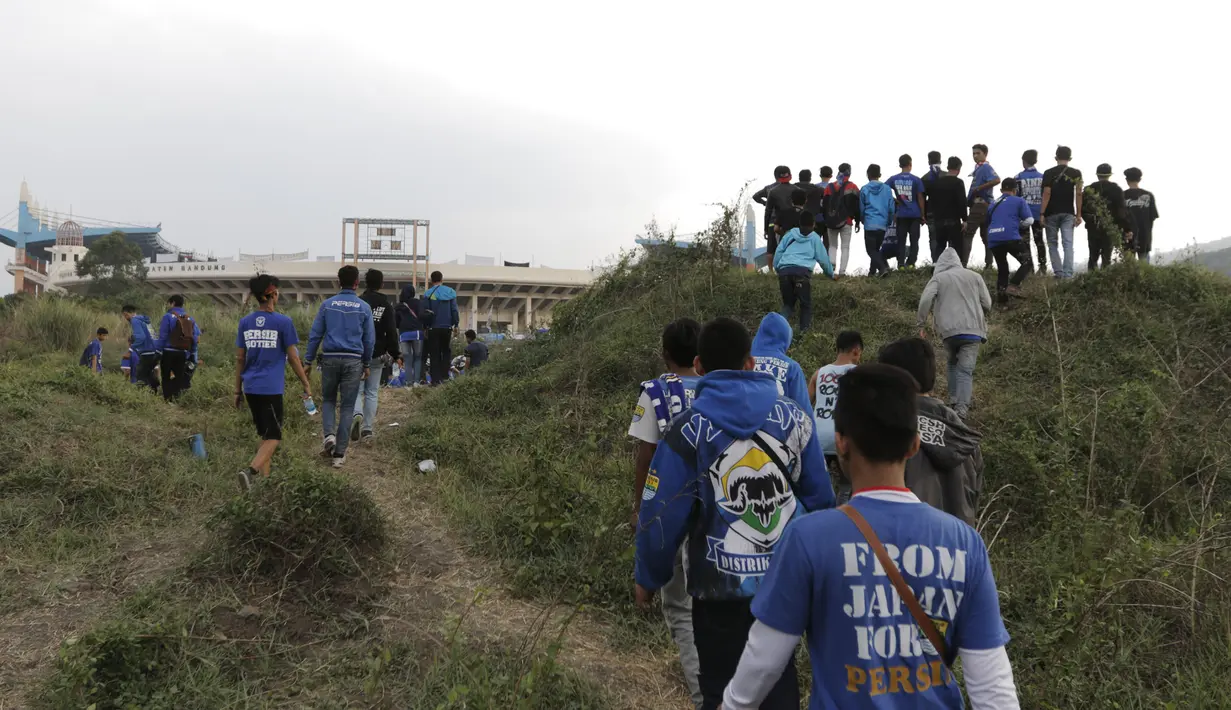 Bobotoh menuju Stadion Si Jalak Harupat yang dianggap seperti rumah bagi mereka. (Bola.com/Vitalis Yogi Trisna)