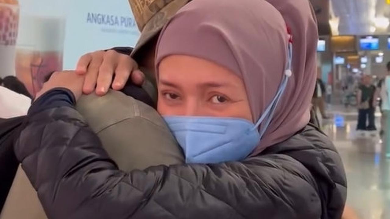 Sebelum berpisah, Melly memeluk Abe dengan erat, namun kemudian melepaskan putranya dengan penuh keberanian.&nbsp;
