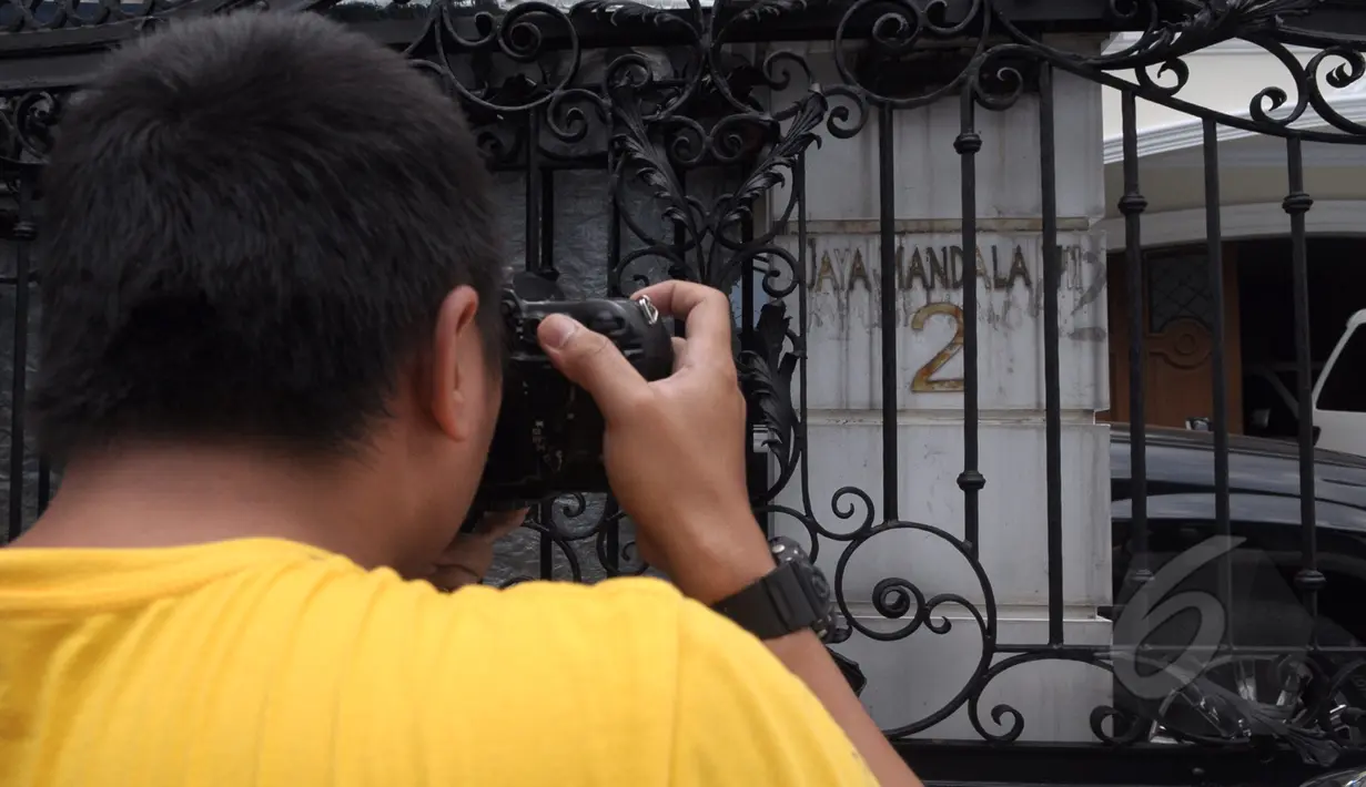 Tampak seorang pewarta mengabadikan rumah mantan Menteri Agama Suryadharma Ali di Jl Raya Mandala VII No 2, Menteng Dalam Jakarta Selatan, Sabtu (11/04/2015). Semenjak ditahan KPK rumah terlihat sepi. (Liputan6.com/Andrian M Tunay)