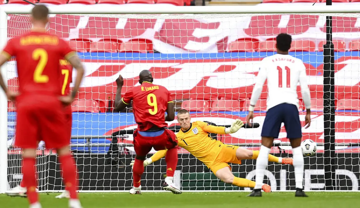 Striker Belgia, Romelu Lukaku, mencetak gol penalti ke gawang Inggris pada laga UEFA Nations League di Stadion Wembley, Minggu (11/10/2020). Inggris menang dengan skor 2-1. (Michael Regan/Pool via AP)