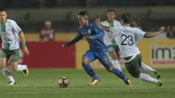 Aksi pemain Persib Bandung, Febri Haryadi melewati adangan para pemain PS TNI pada lanjutan Liga 1 2017 di Stadion Si Jalak Harupat, Sabtu (05/8/2017). (Bola.com/Nicklas Hanoatubun)