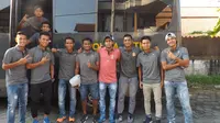 Bhayangkara Surabaya United tetap bisa memakai tenaga lima pemain yang mengikuti tes masuk polisi. (Bola.com/Fahrizal Arnas)