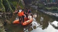 PASANG PERANGKAP. Petugas gabungan dari BKSDA, BPBD, Polres Singkawang, memasang perangkap di Sungai Singkawang. (foto: Liputan6.com/jawapos.com)