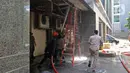 Petugas menyemprotkan air saat berusaha memadamkan kebakaran di Gedung Cyber 1, Jakarta, Kamis (2/12/2021). Sampai saat ini, penyebab kebakaran masih belum diketahui. (Liputan6.com/Herman Zakharia)