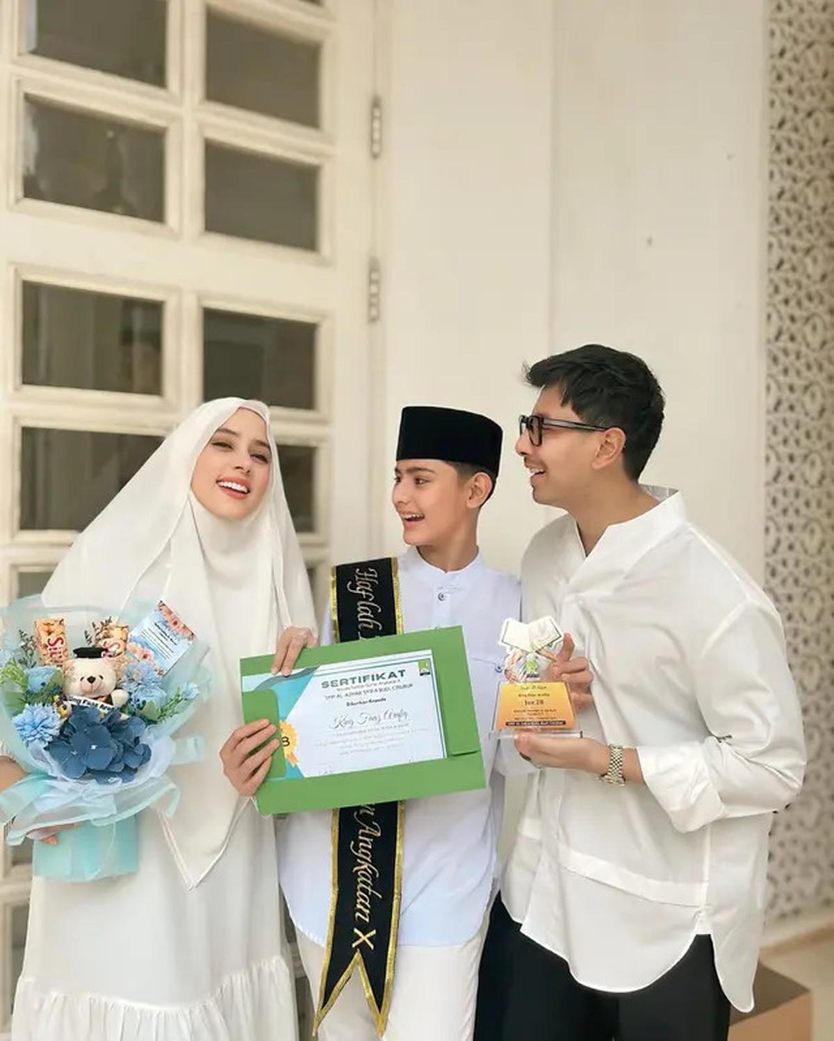 6 Potret King Faaz Wisuda Juz 28 Jelang Idul Adha, Fairuz dan Sonny Septian Bangga