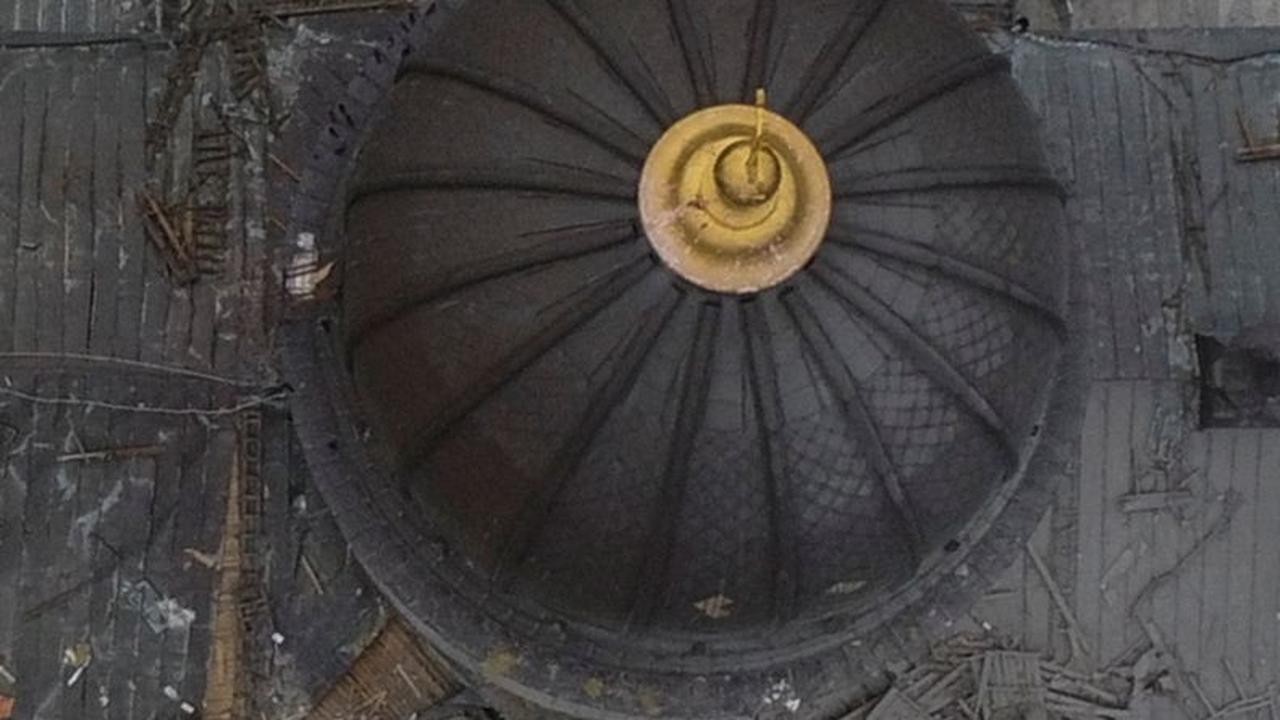 Penampakan atap Gereja Katedral yang terlihat rusak parah setelah serangan rudal Rusia di Kota Odesa.