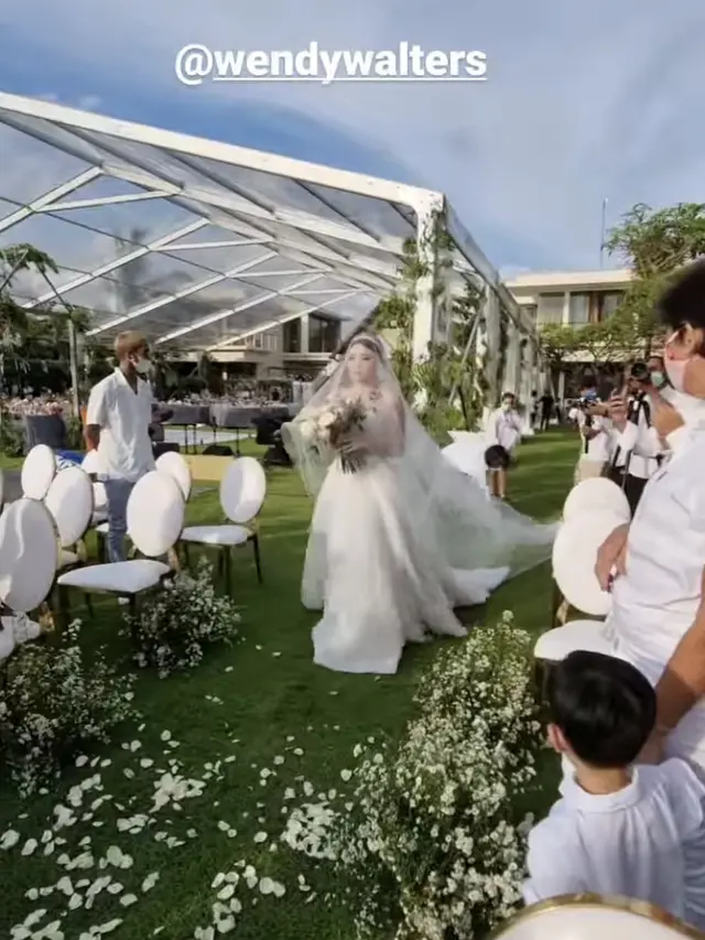 Momen Pernikahan Reza Arap dan Wendy Walters. (Sumber: Instagram/edhozell)