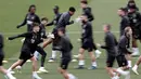 Gelandang Real Madrid #5 Jude Bellingham (tengah) menghadiri sesi latihan menjelang lanjutan Liga Champions, di Valdebebas Sport City di Madrid, Selasa (7/11/2023). (Thomas COEX / AFP)