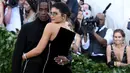 "Tyga tak suka melihat   Travis memeluk Kylie Jenner dan   tak ingin membaca wawancaranya juga," lanjut sumber. (NOAM GALAI  GETTY IMAGES NORTH AMERICA  AFP)