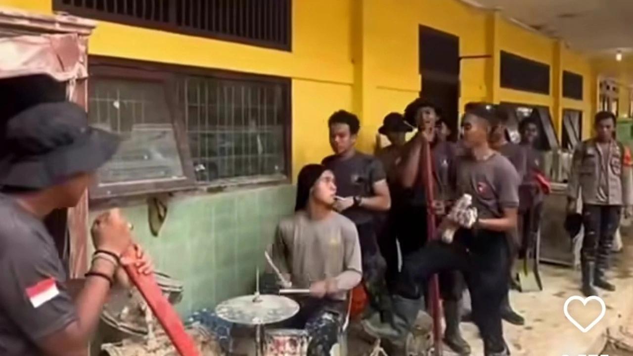 Momen Personel Brimob Lakukan Trauma Healing, Mainkan Alunan Musik Obati Lelah Beri Semangat Korban Bencana Sumatra