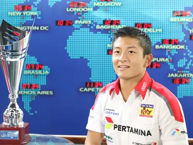 Pebalap GP2, Rio Haryanto membawa piala yang ia dapatkan usai memenangi GP2 Series di Sirkuit Silverstone, Inggris saat berkunjung ke SCTV Tower di Jakarta, Jumat (8/1/2015). (Bola.com/Vitalis Yogi)
